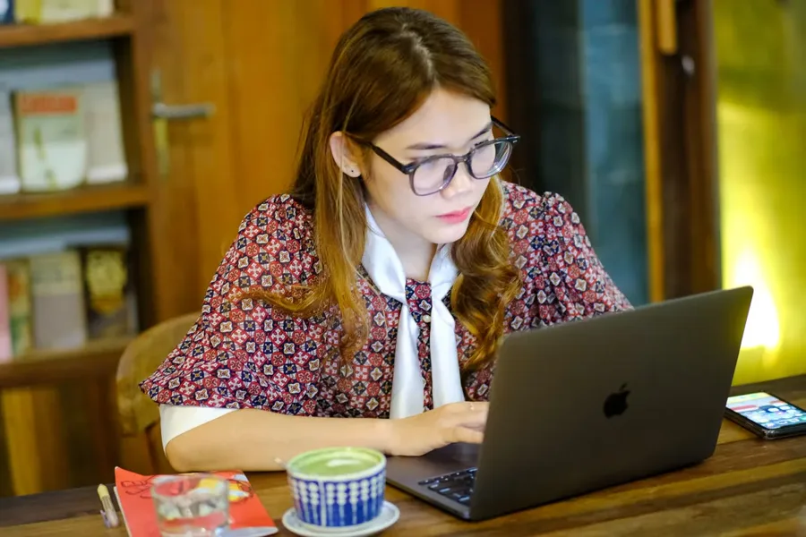 Murid belajar bahasa Inggris dengan laptop