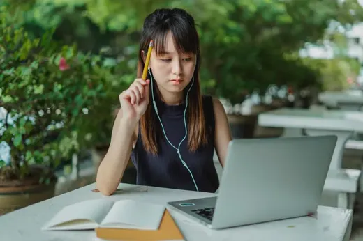 Murid belajar mandiri dengan laptop dan buku
